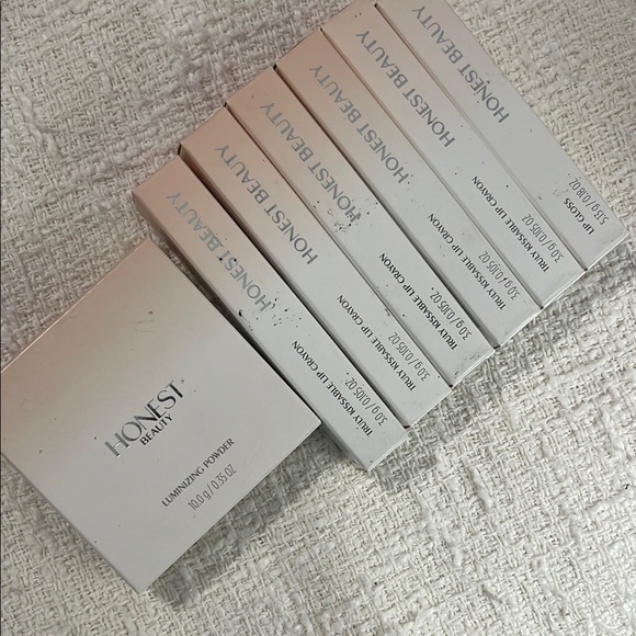 Honest Makeup Set: 5 Lip Crayons, 1 Lip Gloss, 1 Luminizing Powder NEW IN BOX - Picture 2 of 5